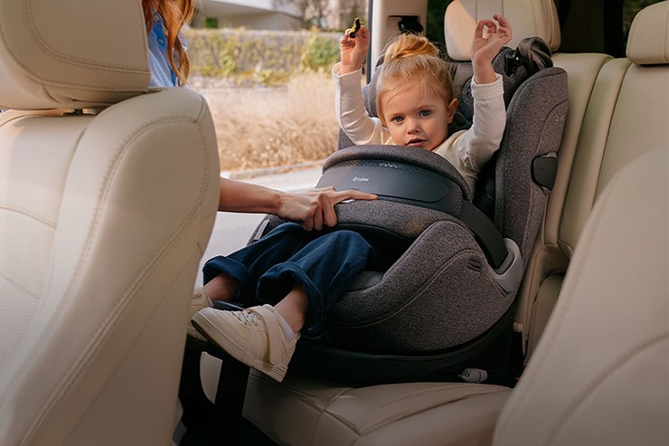 Từ ngày 1/1/2026, trẻ em dưới 10 tuổi khi đi ô tô bắt buộc phải dùng ghế an toàn