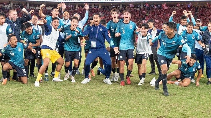 Các cầu thủ Singapore ăn mừng tấm vé dự Asian Cup 2027