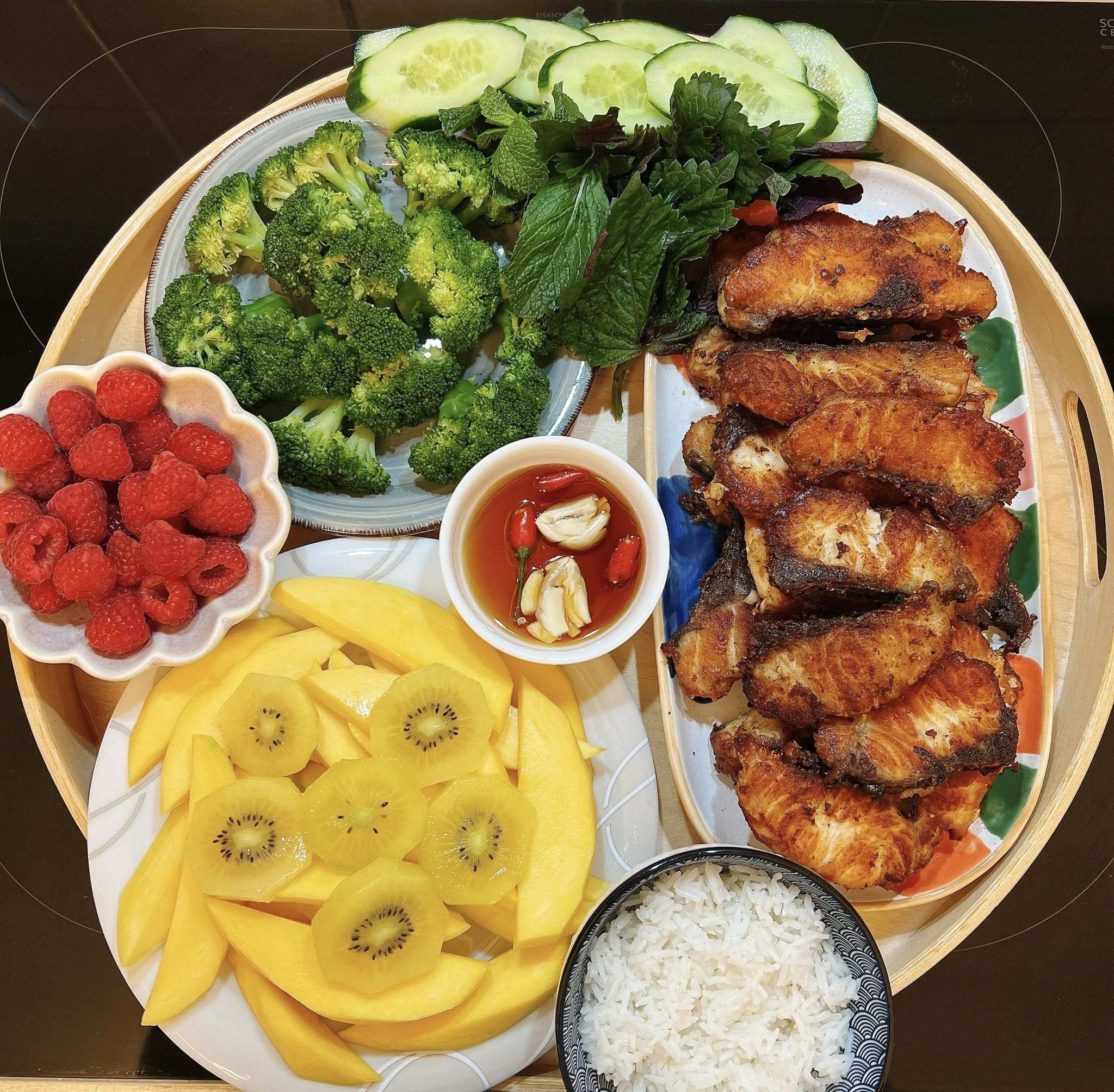 Cá trắm rán - Súp lơ luộc - Xoài, kiwi, mâm xôi