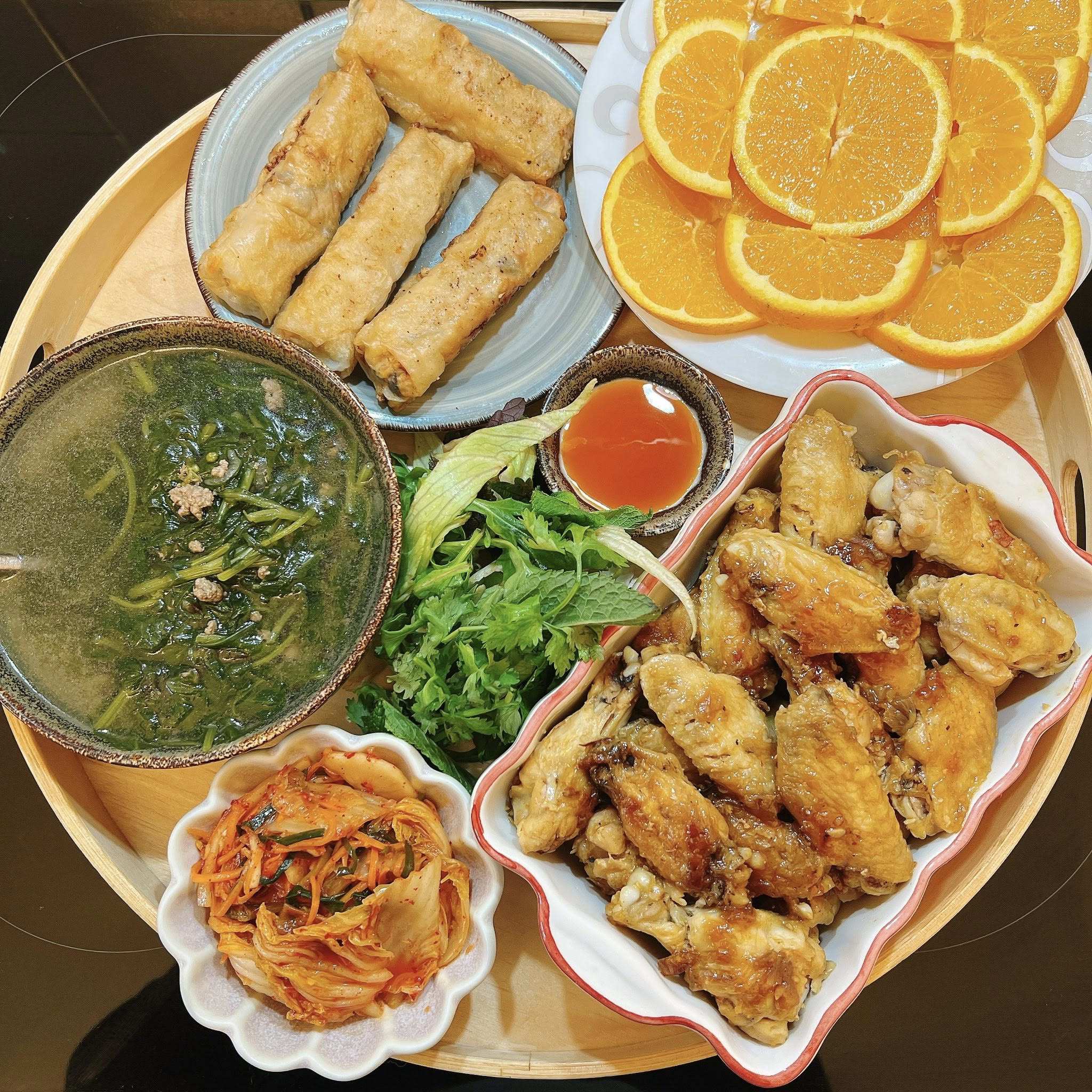 Cánh gà chiên nước mắm - Kim chi - Chả nem - Canh cải cúc