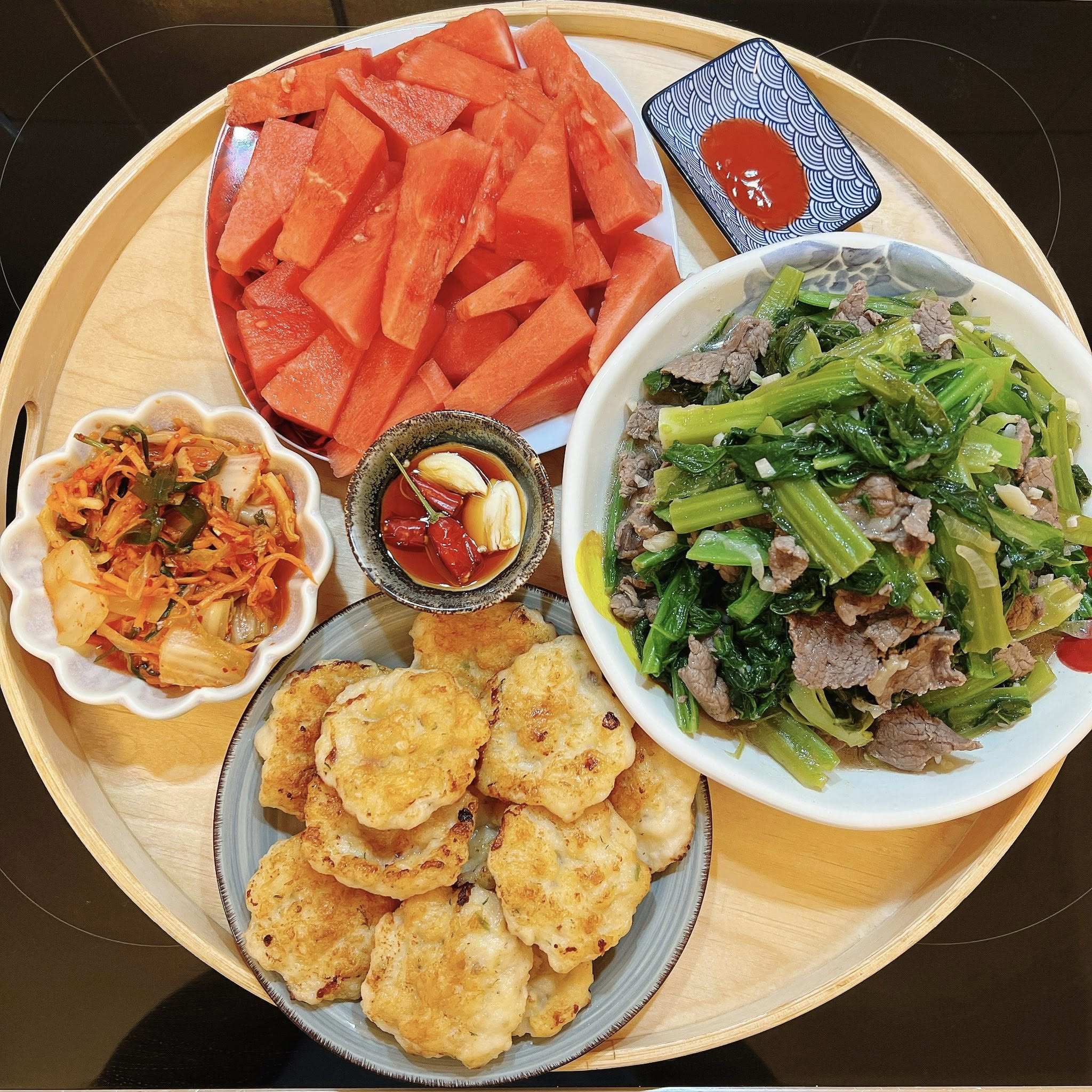 Thịt bò xào rau cải bẹ - Chả mực - Kim chi