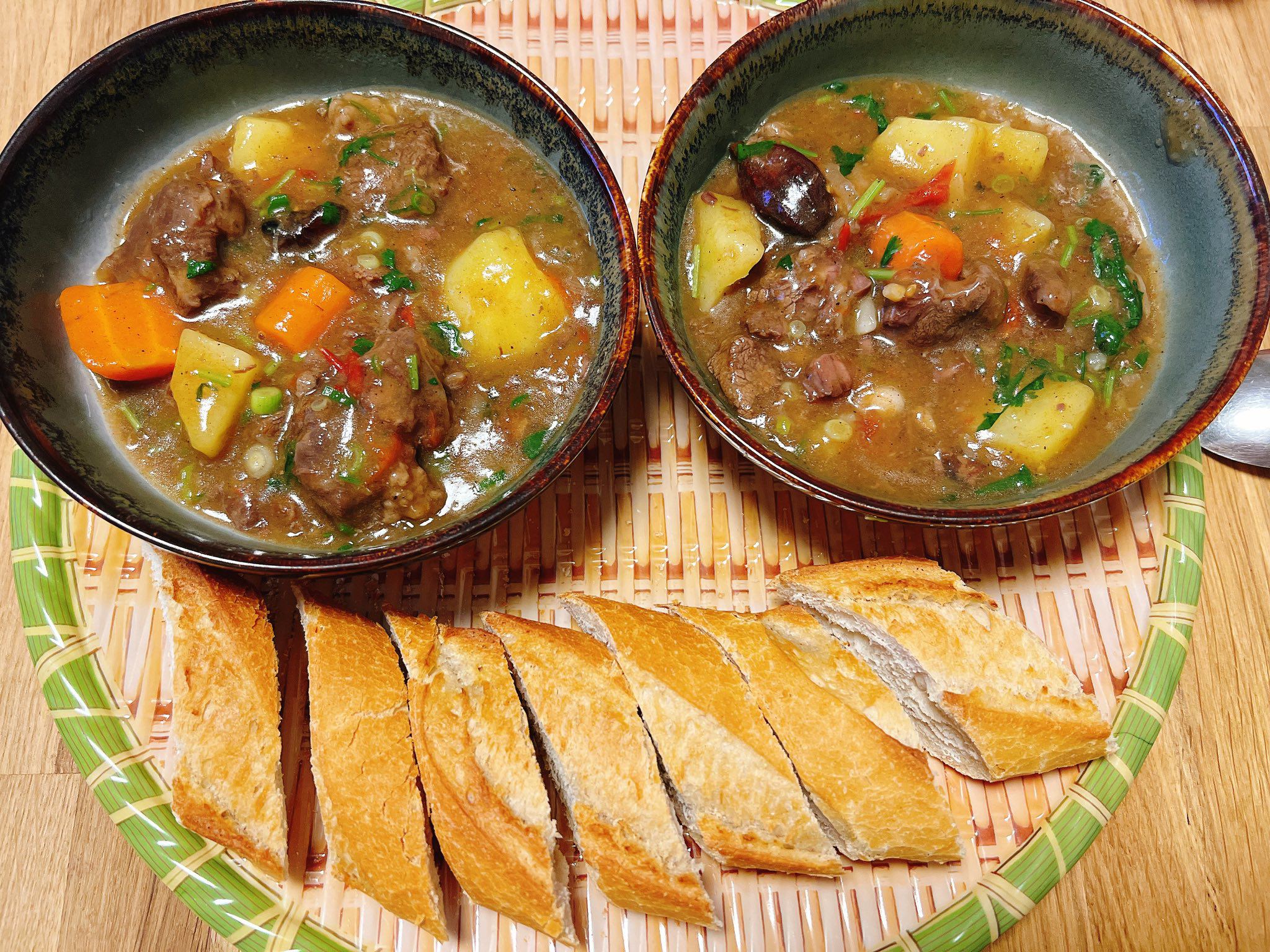 Bò sốt vang chấm bánh mì