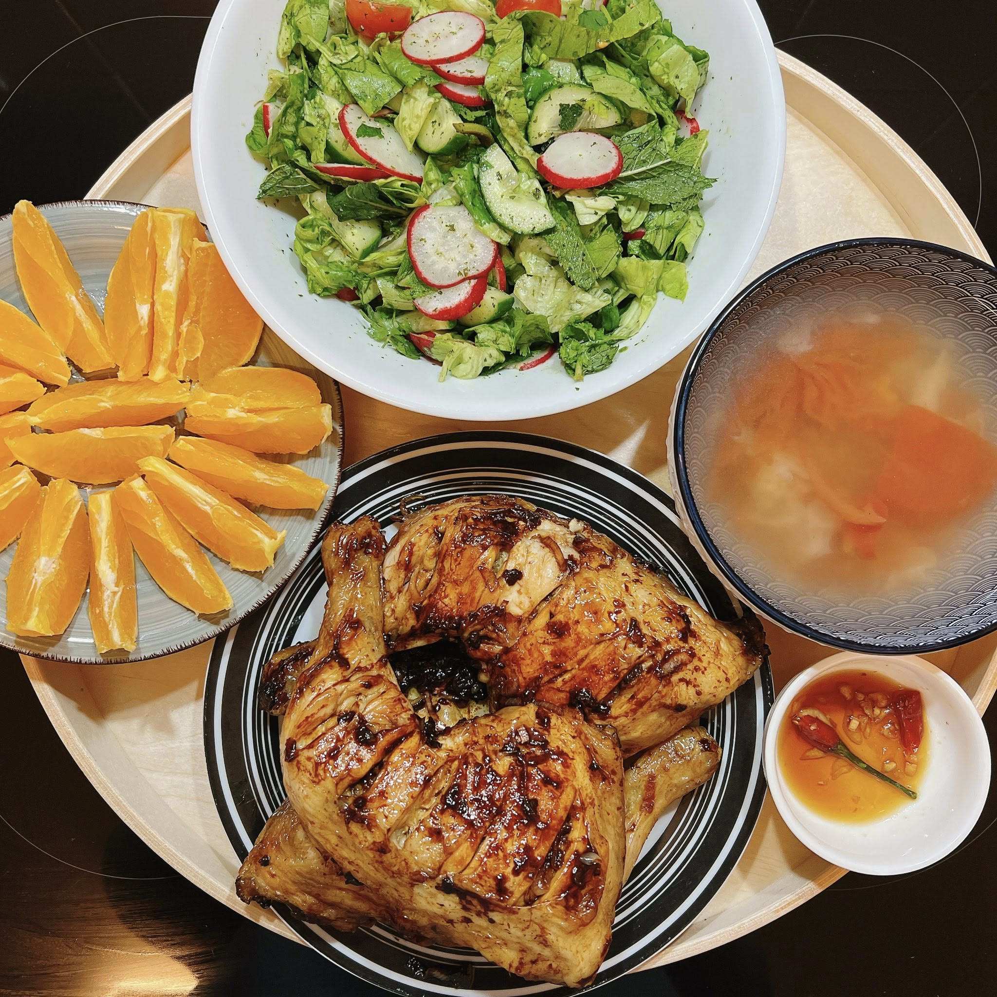 Đùi gà nướng ăn - Salad - Cam 