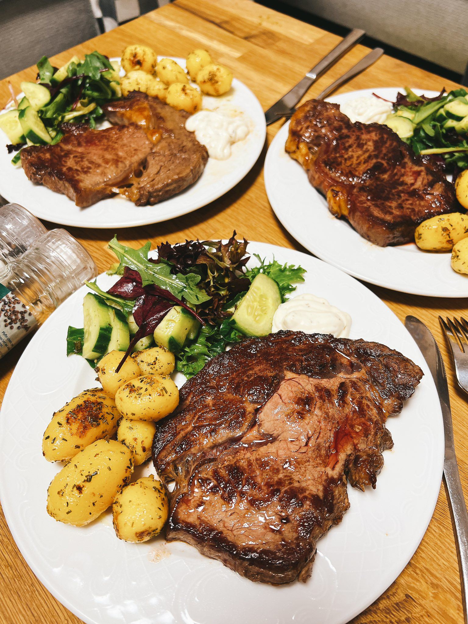 Thịt bò áp chảo - Salad