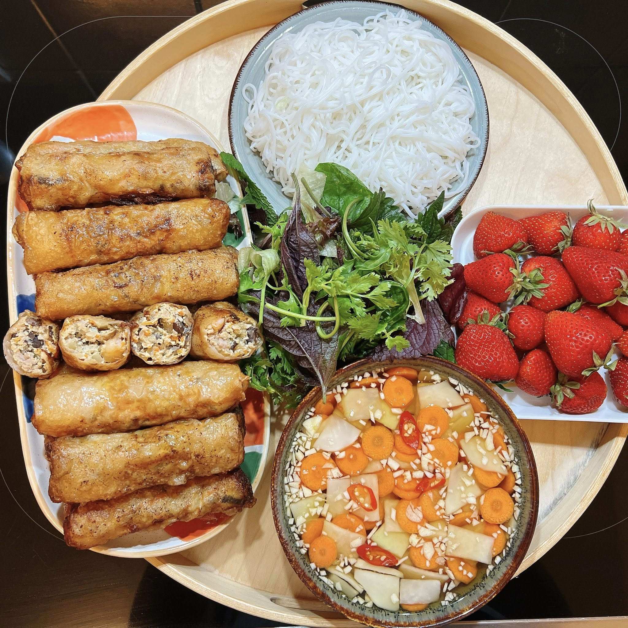 Chả nem rán ăn với bún - Dâu tây