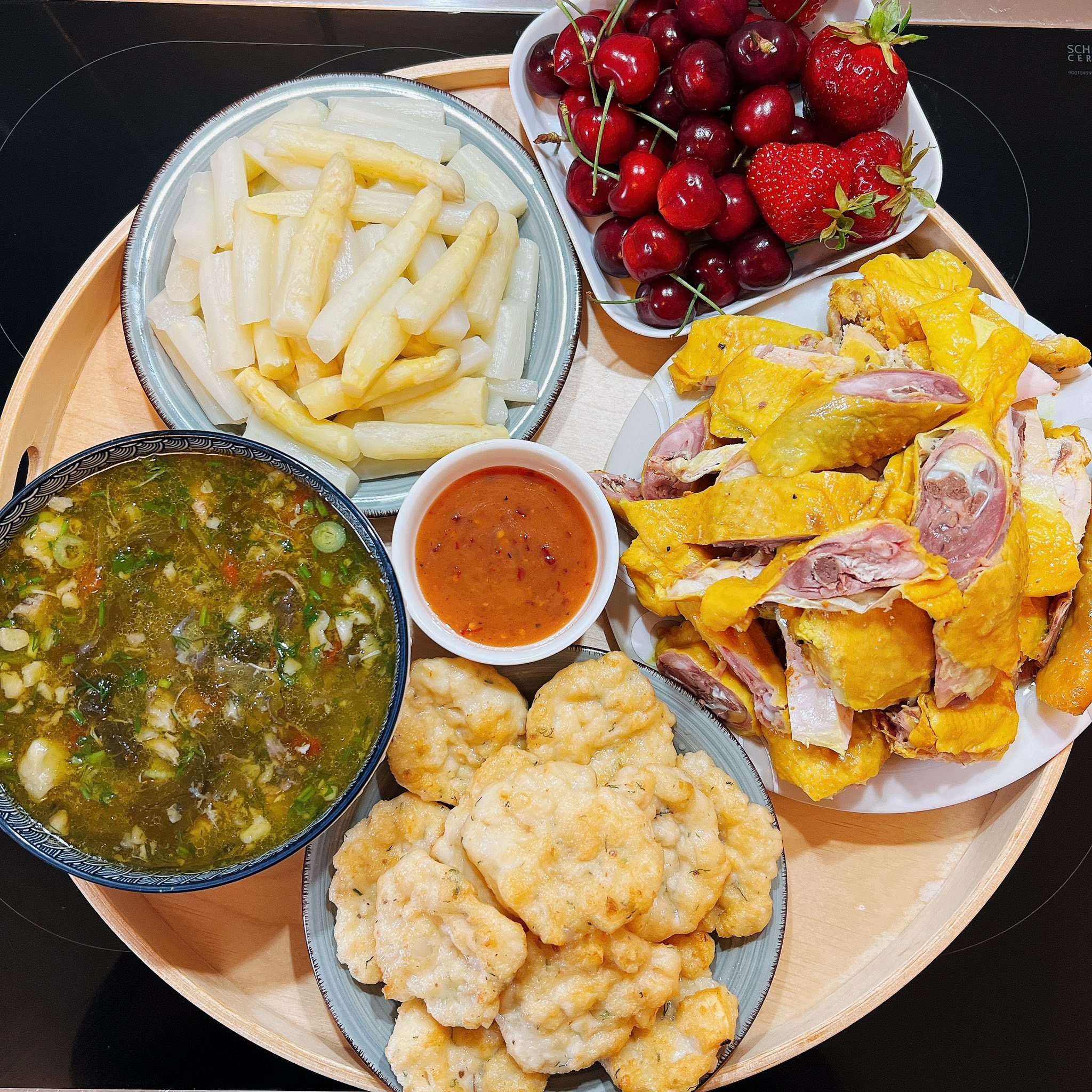 Gà ủ muối - Chả mực - Canh cá dưa chua - Măng tây luộc - Cheyry, dâu tây