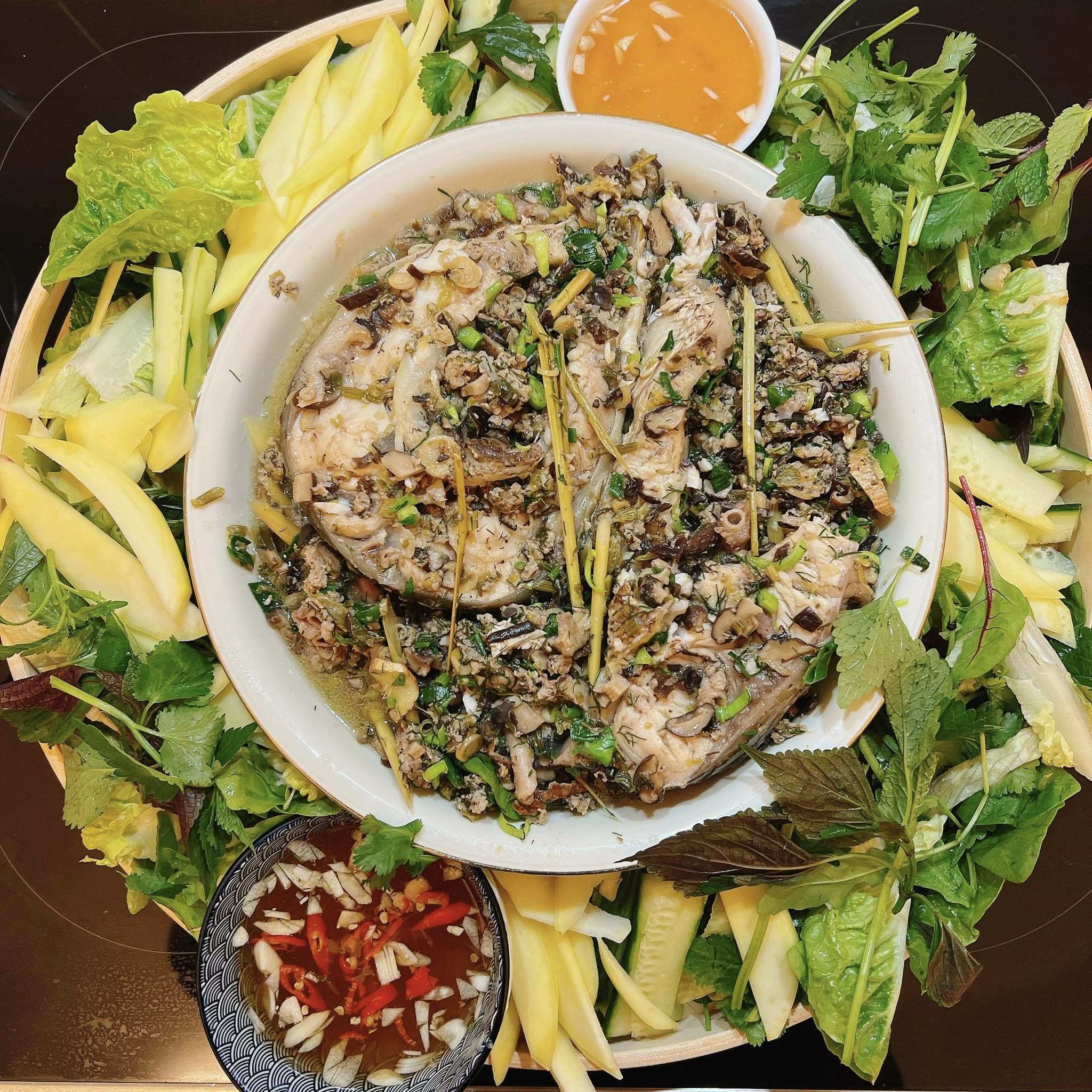 Cá hấp sả cuốn rau thơm