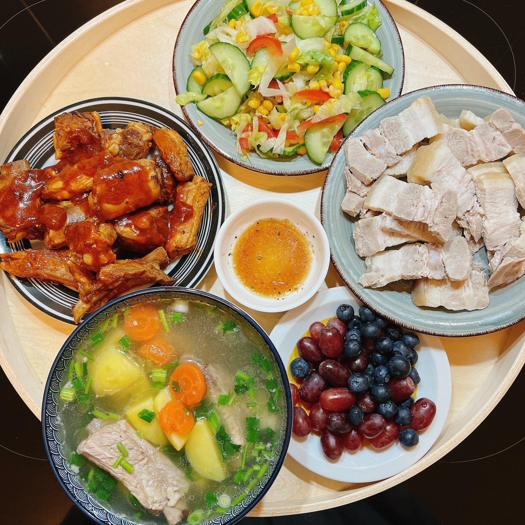 Sườn sốt cà chua - Thịt luộc - Canh sườn khoai tây, cà rốt - Salad