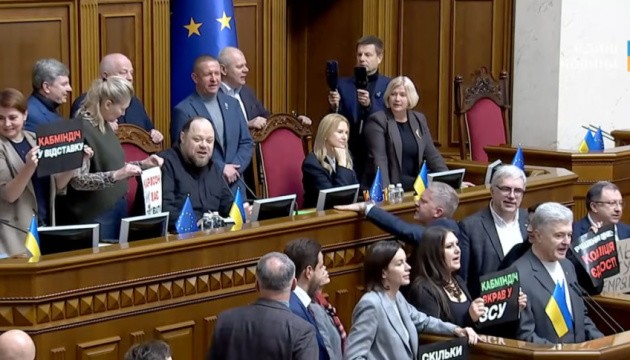 Toàn bộ chính phủ Ukraine đối mặt sức ép giải tán từ Quốc hội - 1