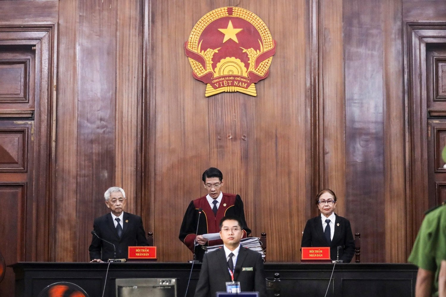 Thẩm phán Nguyễn Tuấn Anh (Chủ tọa phiên tòa) đang công bố quyết định đưa vụ án ra xét xử. Ảnh: Duy Anh.