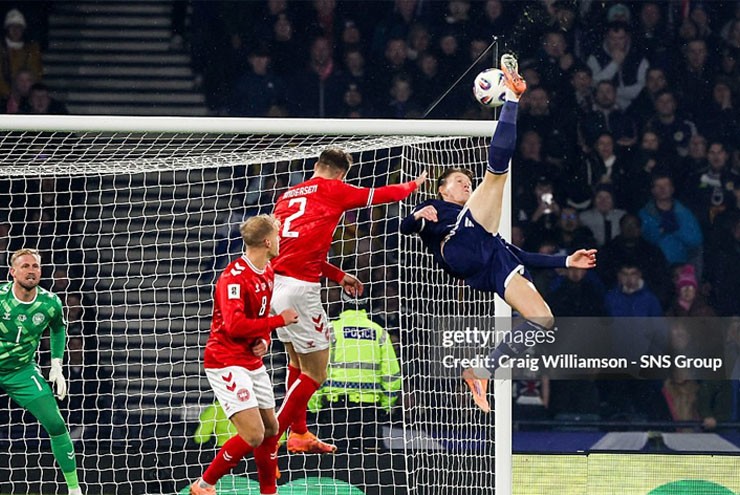 Bàn thắng để đời của McTominay