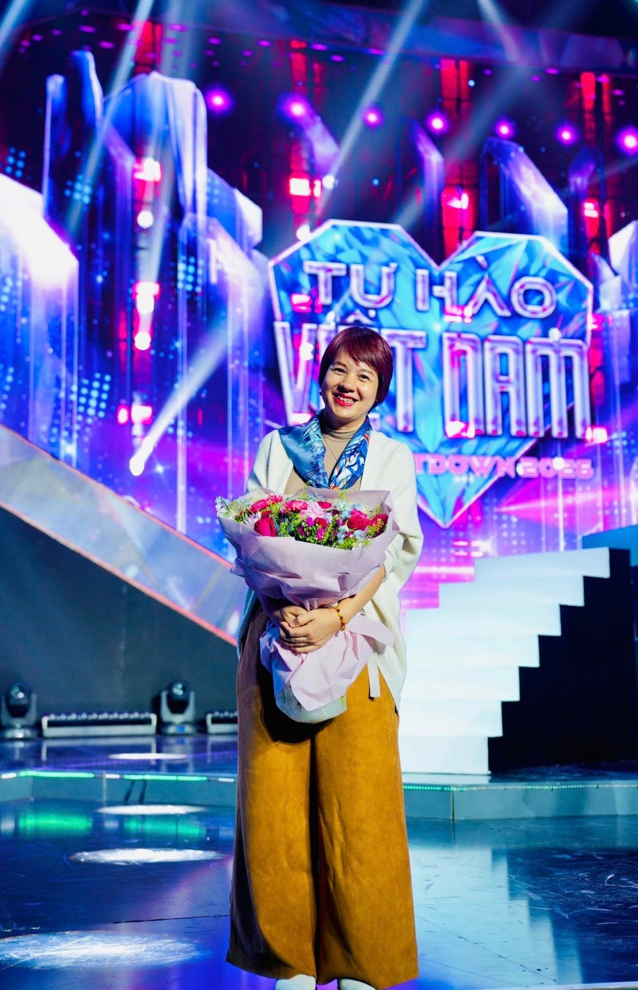 MC Diễm Quỳnh xúc động với món quà bất ngờ từ MC Anh Tuấn - 4