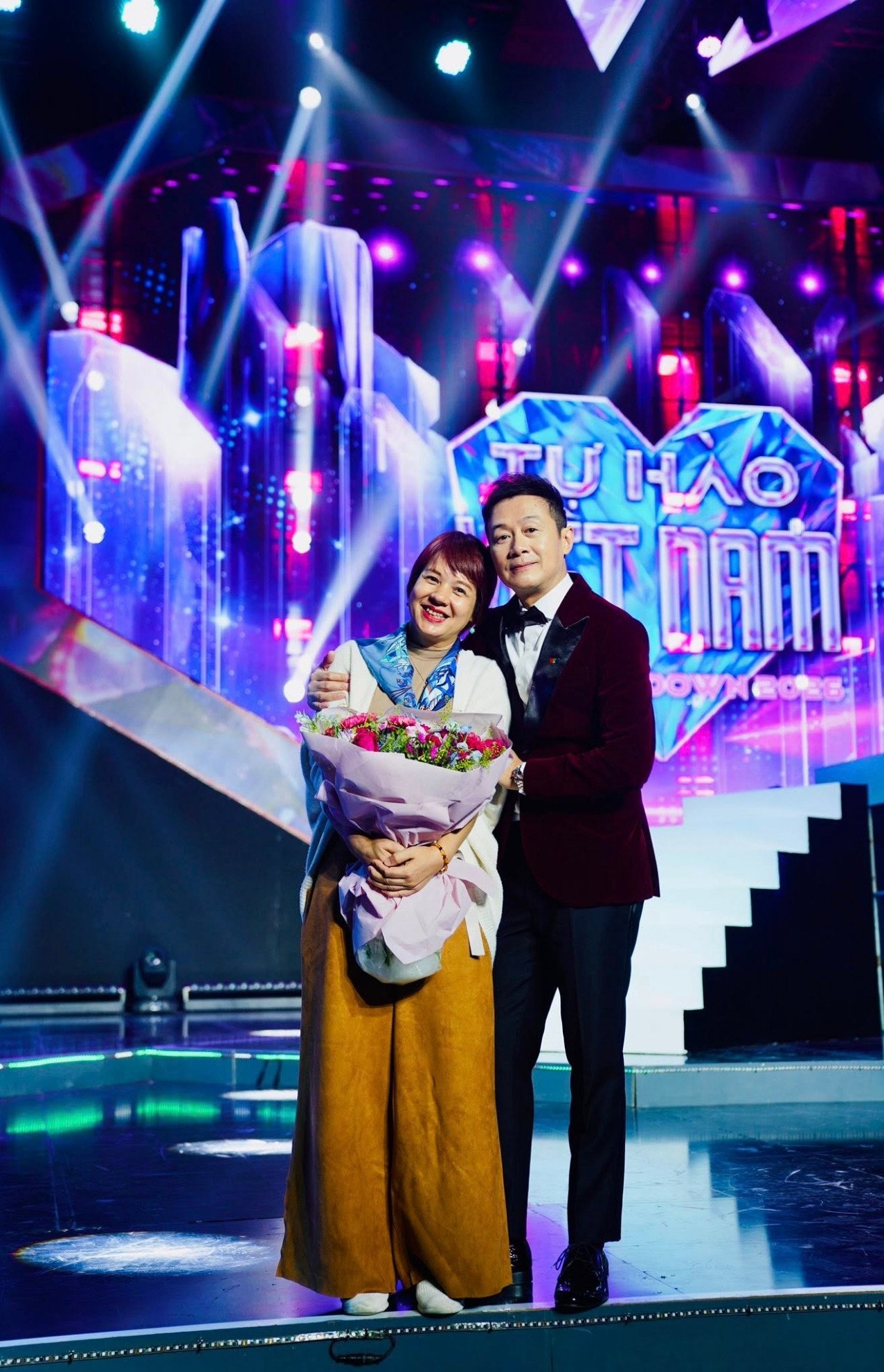 MC Diễm Quỳnh xúc động với món quà bất ngờ từ MC Anh Tuấn - 5