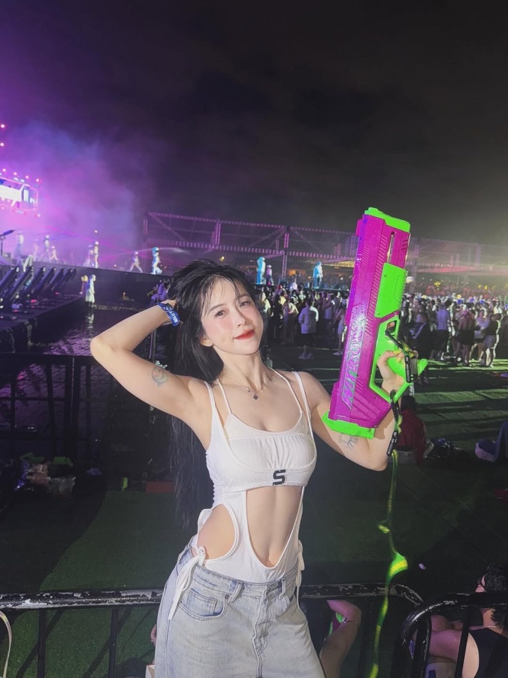 Vốn đã quen thuộc với hình ảnh một vận động viên Taekwondo chuyên nghiệp, mạnh mẽ trên sàn đấu, Châu Tuyết Vân mới đây khiến người hâm mộ bất ngờ với phong cách sành điệu, tươi tắn và tràn đầy năng lượng khi tham gia sự kiện Waterbomb. (Ảnh: IGNV)