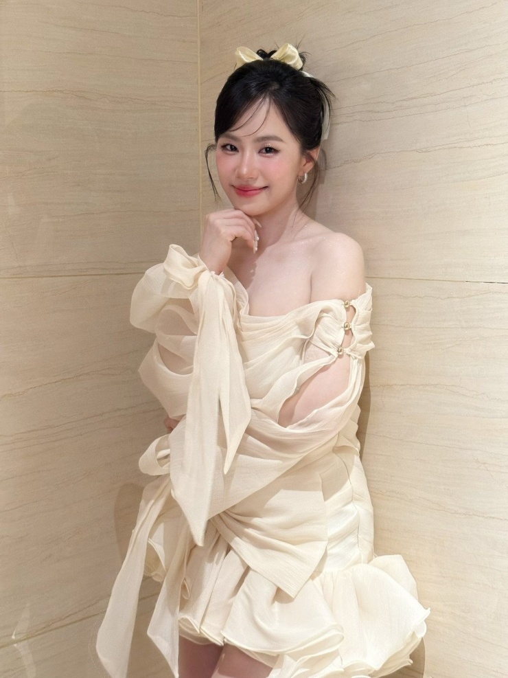 Sau thời gian nỗ lực giảm cân, nữ ca sĩ Lương Bích Hữu đã có màn 'lột xác' ngoạn mục, sở hữu vóc dáng thon gọn và ngoại hình trẻ trung khó tin ở tuổi 41. Sự thay đổi này khiến khán giả không khỏi trầm trồ ngưỡng mộ.