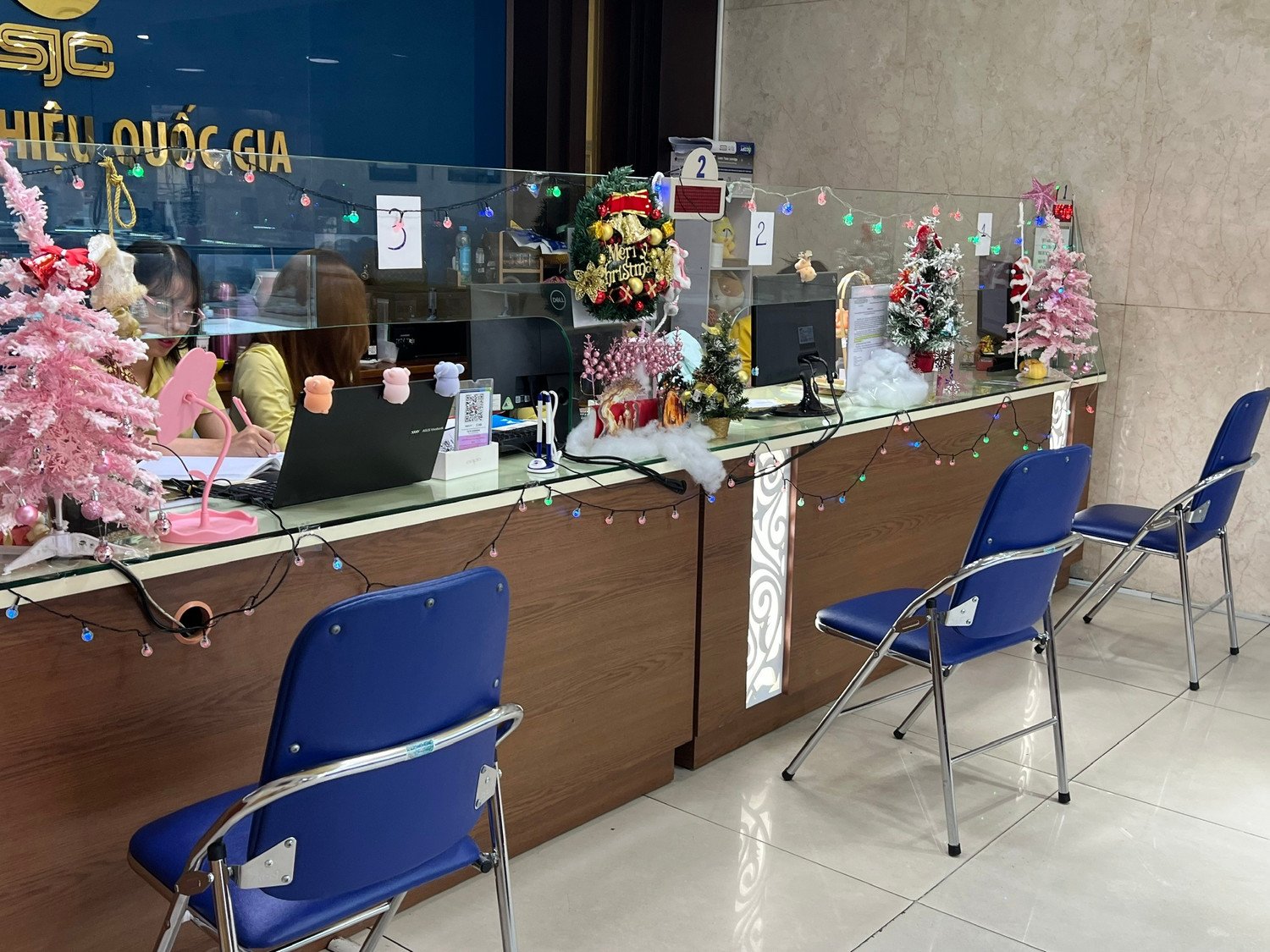 Chiều 18/11, bên trong công ty SJC không có khách đến mua bán vàng.