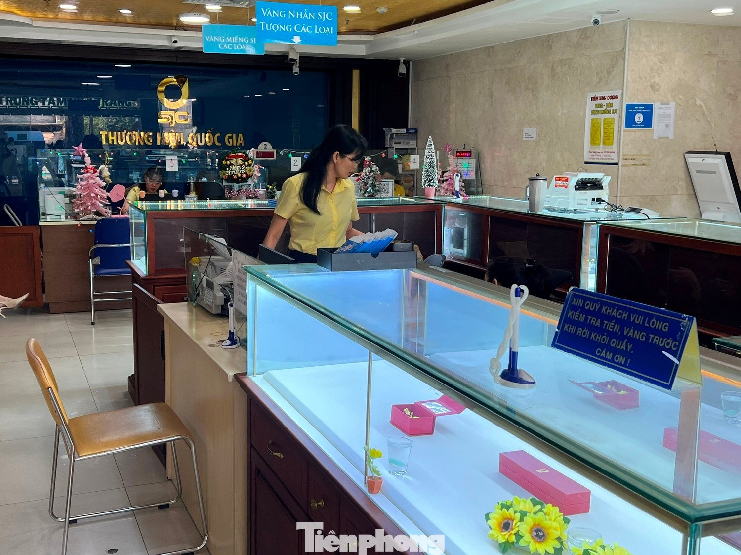 Chiều 18/11, bên trong công ty SJC không có khách đến mua bán vàng.
