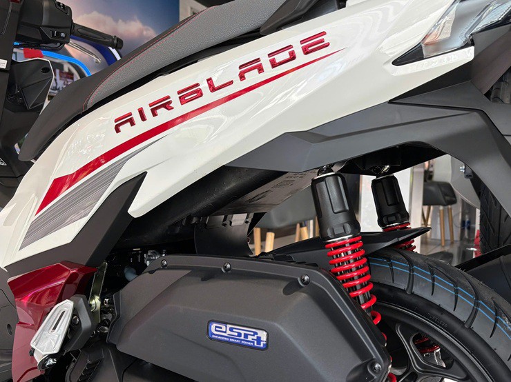 Honda Air Blade 2026 có sẵn tại HEAD: Giá chênh 5 triệu đồng - 4