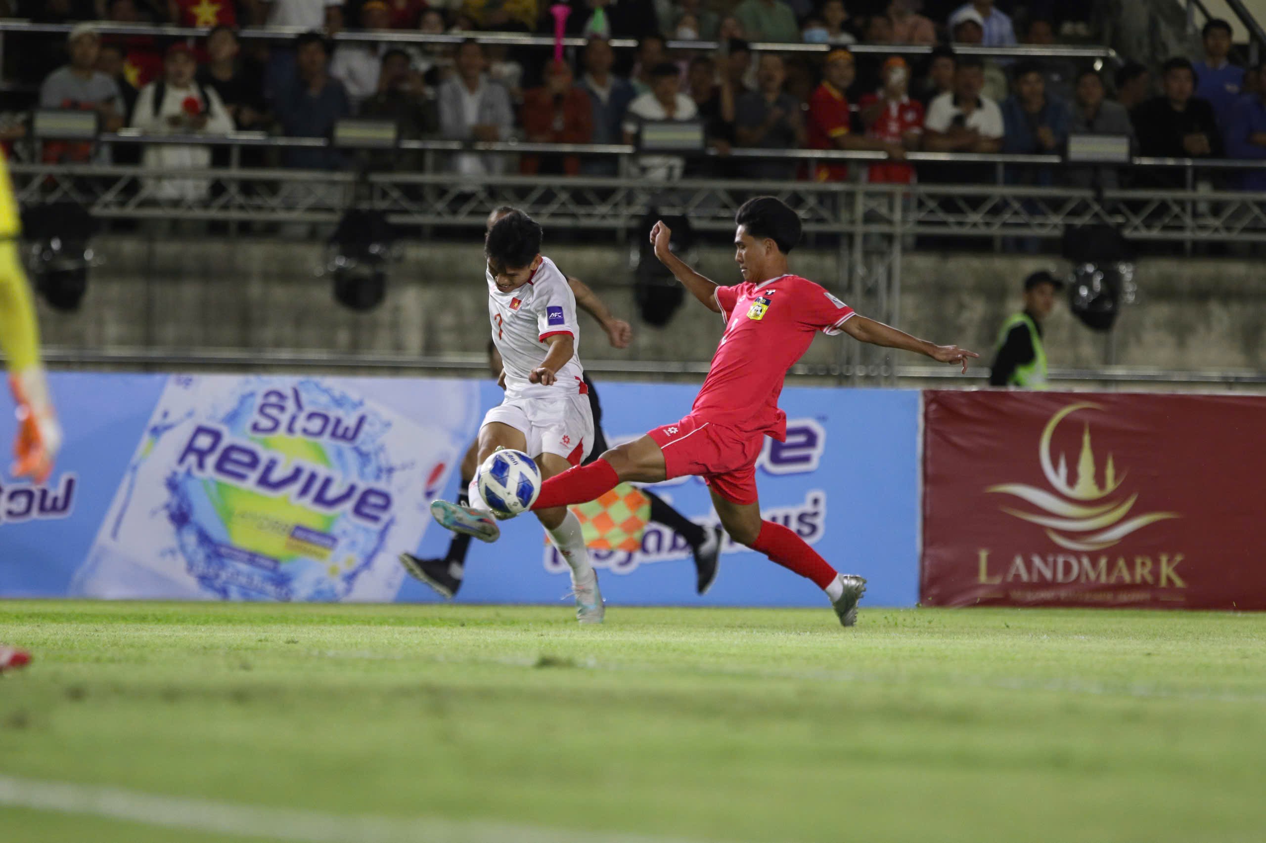 Trực tiếp bóng đá Lào - Việt Nam: Tuấn Hải tung người móc bóng ấn định tỷ số (Vòng loại Asian Cup) (Hết giờ) - 2