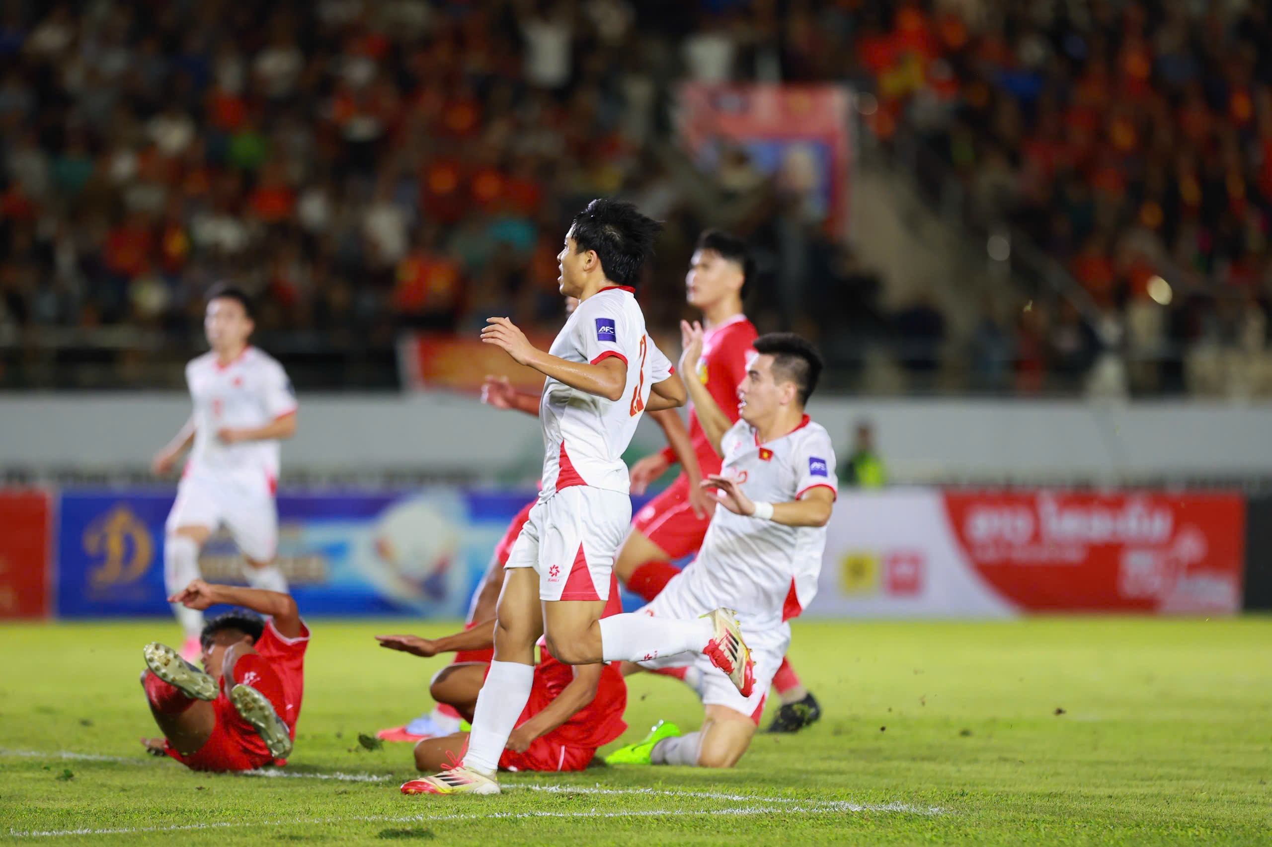 Trực tiếp bóng đá Lào - Việt Nam: Tuấn Hải tung người móc bóng ấn định tỷ số (Vòng loại Asian Cup) (Hết giờ) - 4