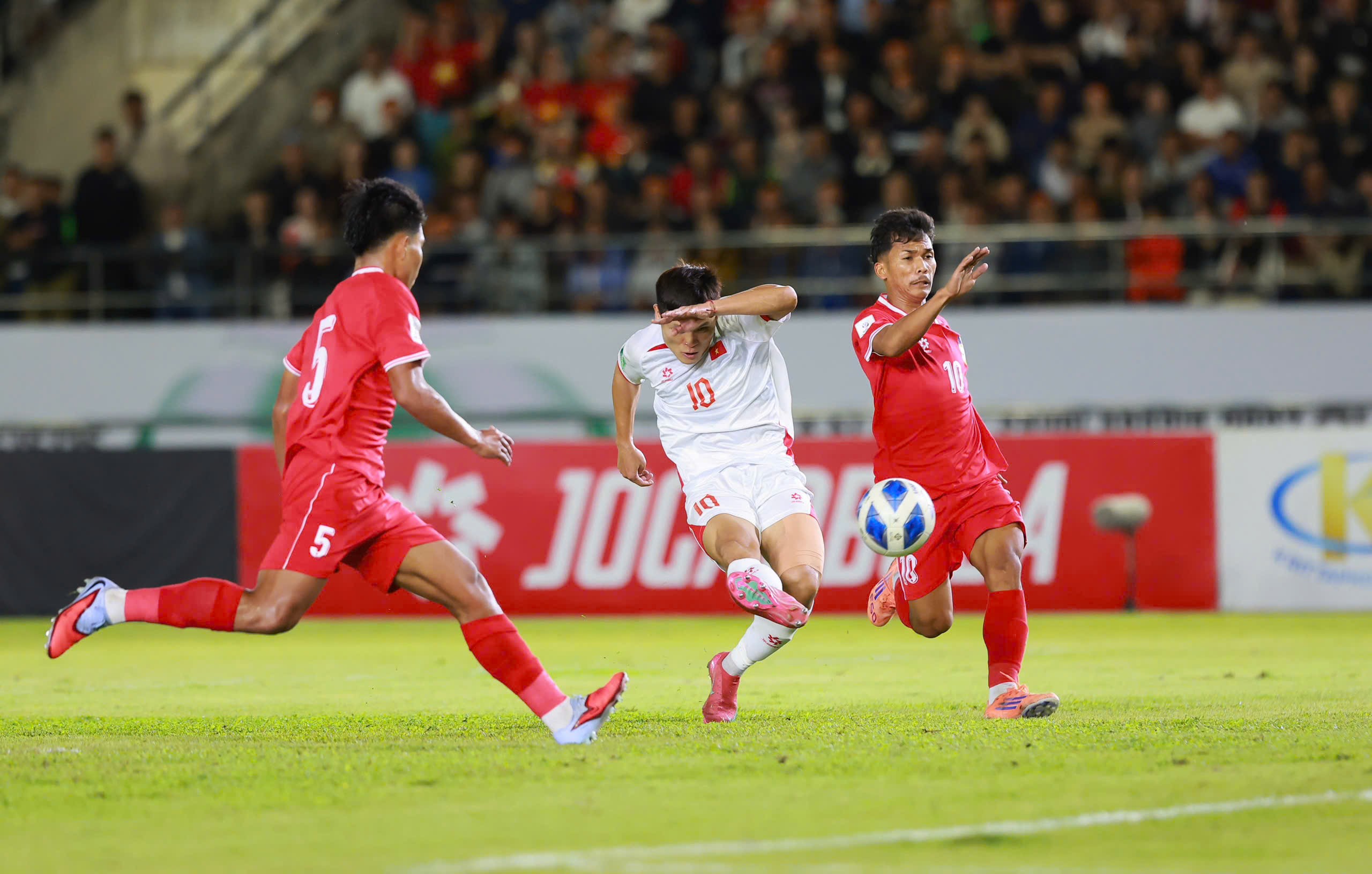 Trực tiếp bóng đá Lào - Việt Nam: Tuấn Hải tung người móc bóng ấn định tỷ số (Vòng loại Asian Cup) (Hết giờ) - 5