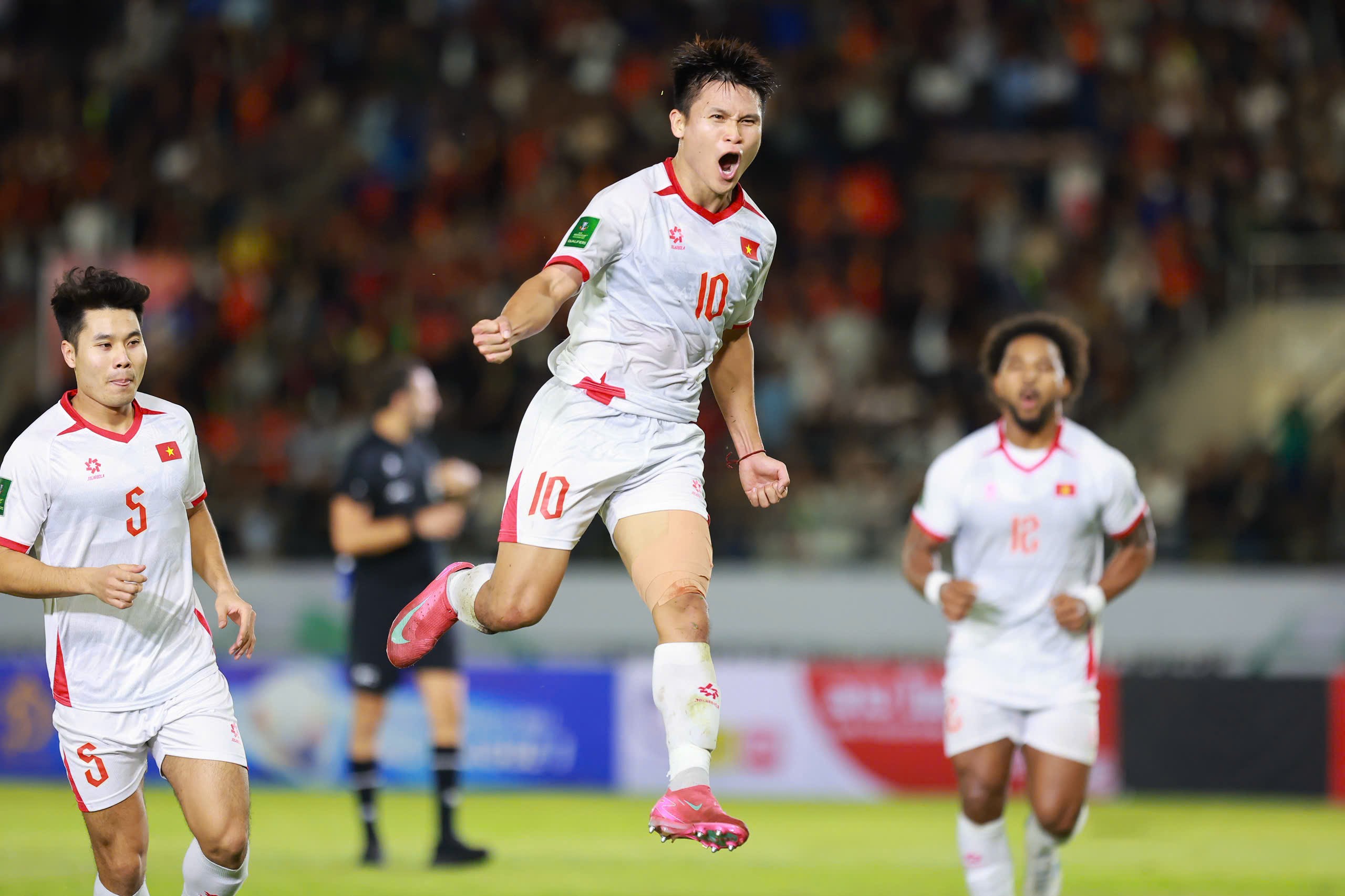 Trực tiếp bóng đá Lào - Việt Nam: Tuấn Hải tung người móc bóng ấn định tỷ số (Vòng loại Asian Cup) (Hết giờ) - 8