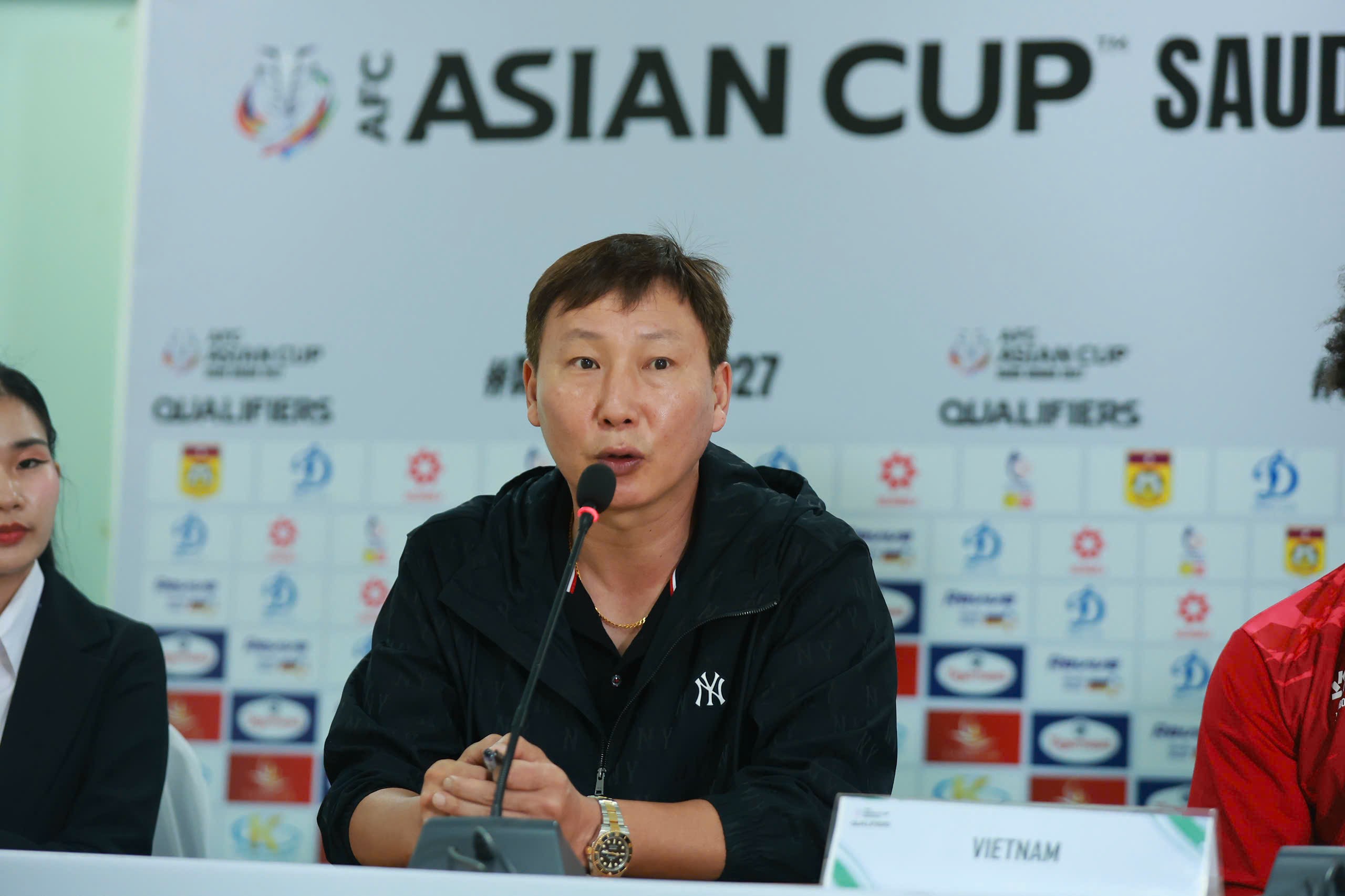 Họp báo trận Lào - Việt Nam: HLV Kim Sang Sik khen hàng thủ Lào, Xuân Son tiết lộ được nhường penalty - 2