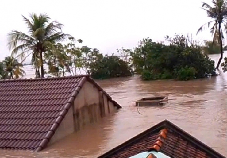 Có nơi nước dâng lên tới nóc nhà.