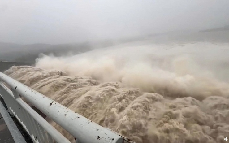 Loạt nhà máy thuỷ điện xả tràn.