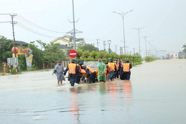 Lực lượng quân đội, công an tham gia ứng cứu mưa lũ.