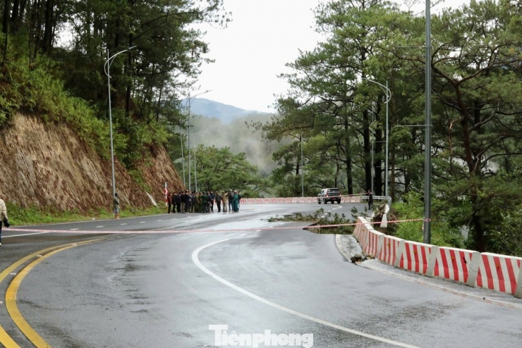 Mưa lớn gây sạt lở nghiêm trọng trên đèo Prenn. Ảnh: Thái Lâm