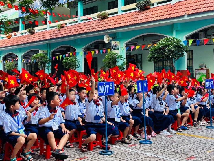 Từ ngày 14/11/2025, học sinh tại các trường tiểu học, trung học cơ sở, trung học phổ thông được ngân sách hỗ trợ 100% mức đóng bảo hiểm y tế (ảnh: Nguyễn Dũng)