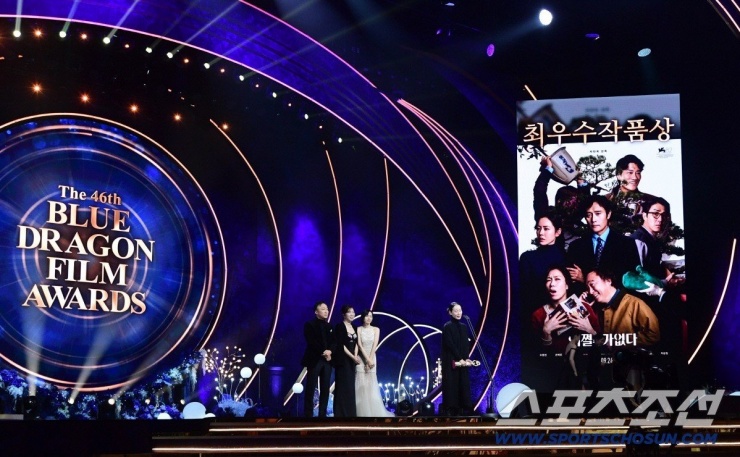 Lễ trao giải thưởng Điện ảnh Rồng Xanh lần thứ 46 đã diễn ra vào ngày 19/11 tại KBS Hall ở Yeouido. "No other choice" đã giành giải Phim hay nhất.