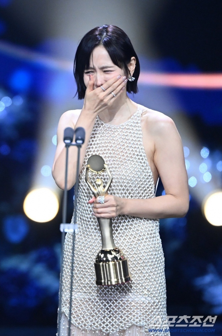 Giây phút xúc động của Son Ye Jin.