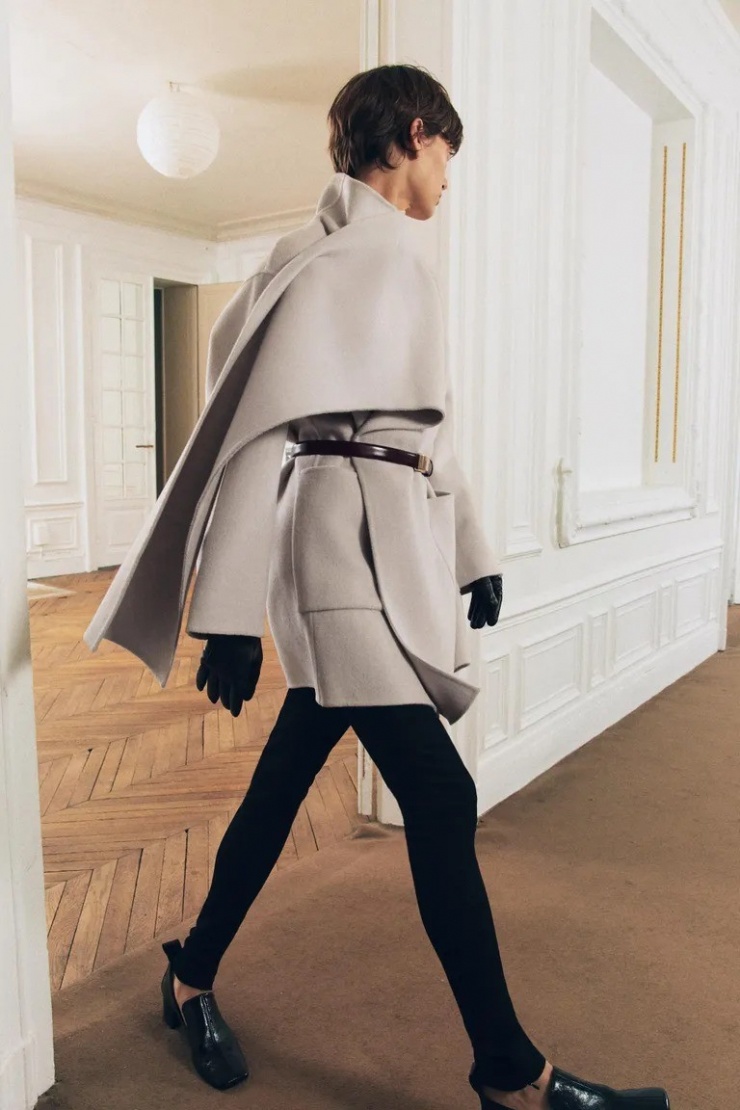 Với những người thích sự gọn gàng hoặc thấp bé, khi diện áo này, hãy dùng thắt lưng, giúp tạo tỷ lệ cân đối và dáng người cao ráo hơn.