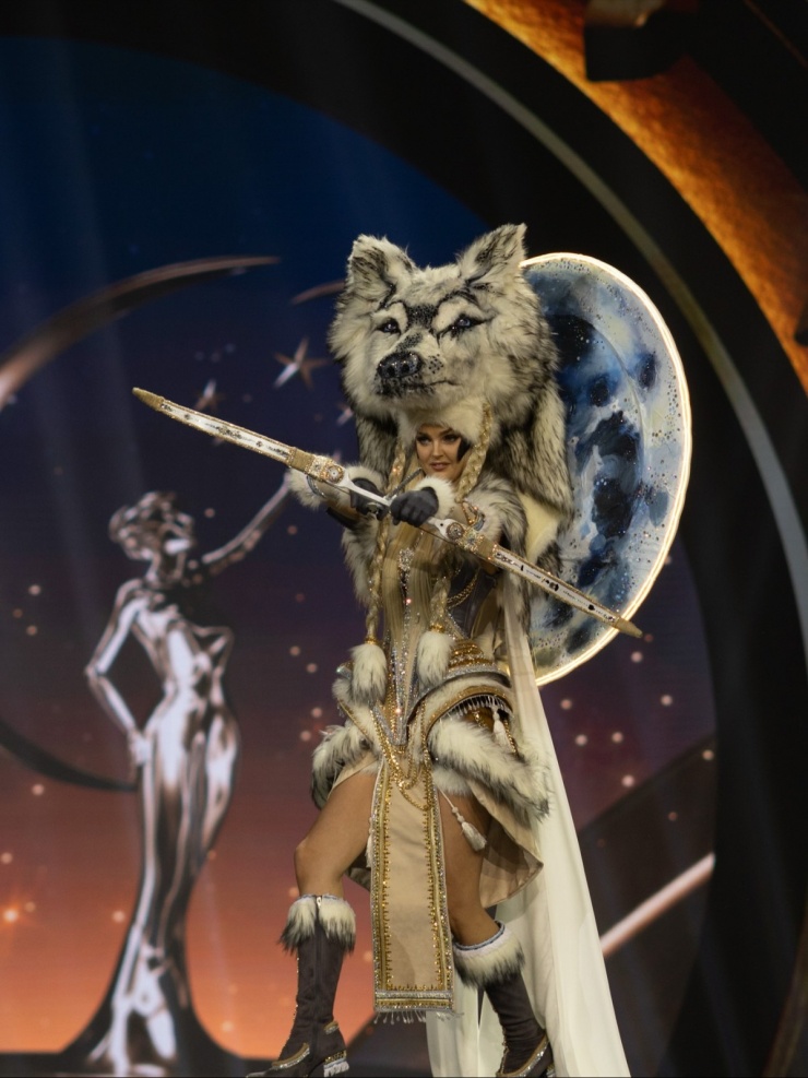 Chiều 19/11 giờ địa phương (cùng giờ Hà Nội), 120 thí sinh Miss Universe bước vào nội dung thi National Costume (Trang phục dân tộc).