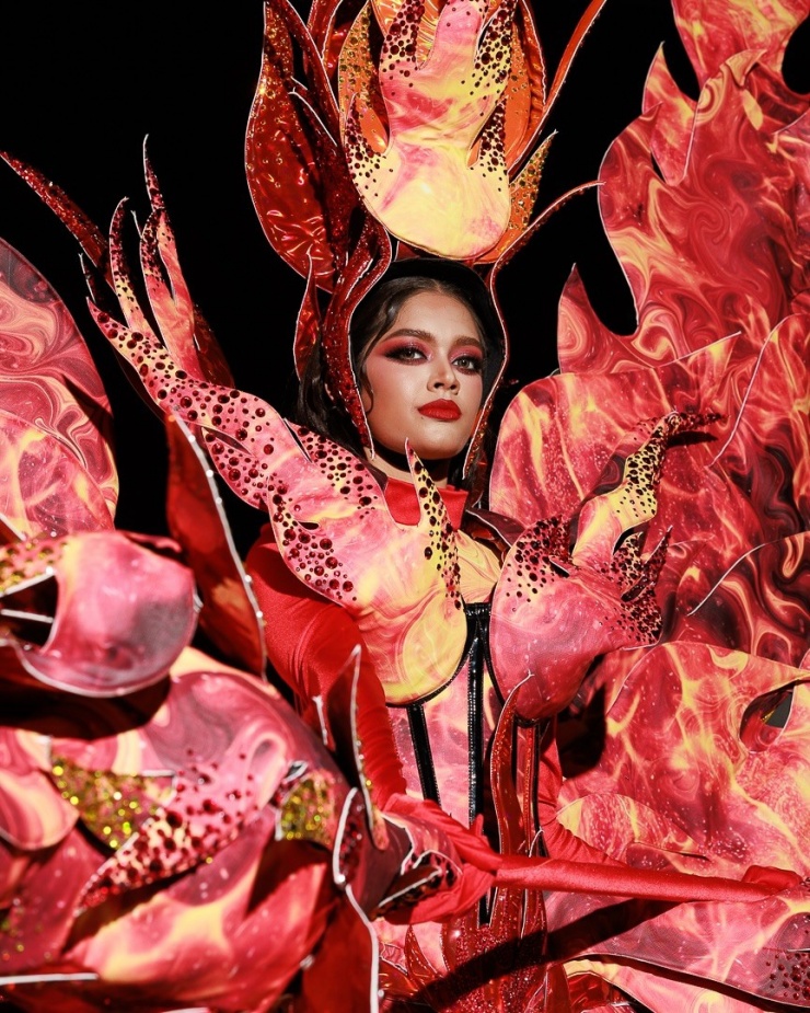 Thí sinh Guyana Chandini Baljor, 23 tuổi, trình diễn trang phục lấy cảm hứng từ hình tượng ngọn lửa.
