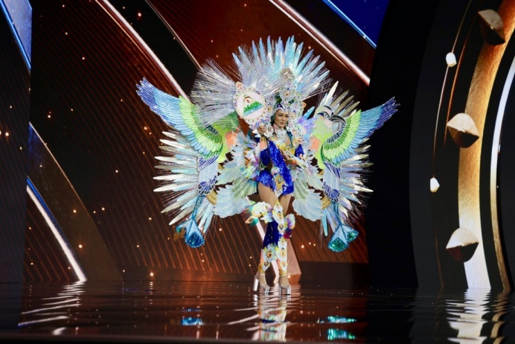 Itza Castillo đến từ Nicaragua trình diễn bộ trang đính kết, tạo hiệu ứng chuyển động. Trang phục của cô hiện nhận bảy nghìn lượt thích trên các nền tảng mạng xã hội.