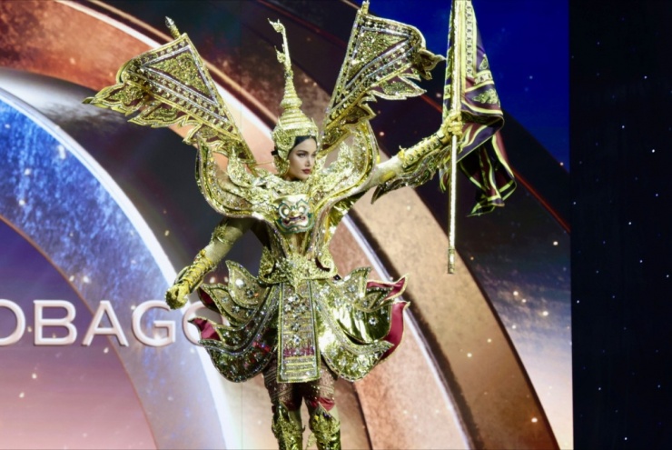 Bộ trang phục của Veena Praveenar Singh - Miss Universe Thailand 2025 - lấy cảm hứng từ hình tượng Người hộ vệ khổng lồ trong văn hóa dân gian Thái Lan. Theo World Beauties, trang phục chế tác với sắc vàng chủ đạo nhằm gợi nhắc sự phong phú của di sản và nghệ thuật truyền thống, nhận về 23 nghìn lượt thích.