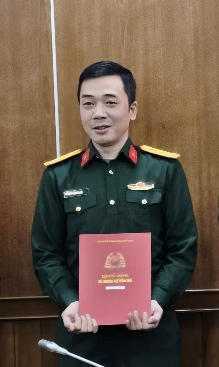 Trung tá, nhạc sĩ Đỗ Bảo nhận nhiệm vụ mới. Ảnh: Quốc Long.