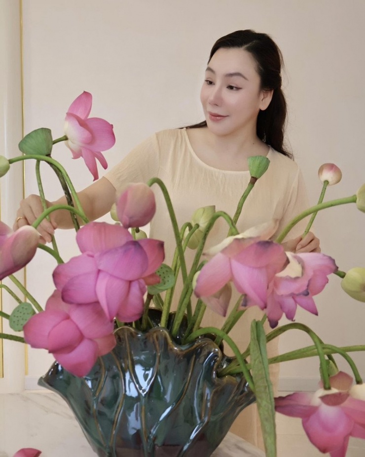 Hồ Quỳnh Hương nghe nhạc và cắm hoa trang trí không gian sống.