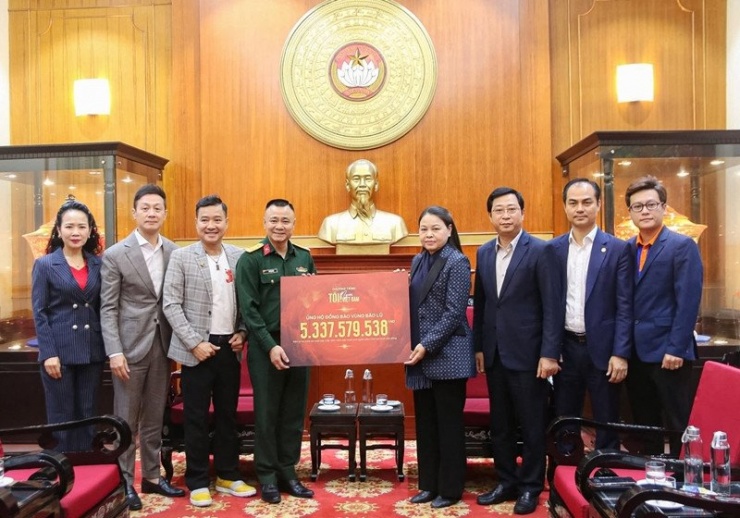 MC Anh Tuấn báo cáo hoàn thành nhiệm vụ khi đại diện chương trình "Tôi! Người Việt Nam" được Phó Chủ tịch - Tổng Thư ký Ủy ban Trung Ương Mặt Trận Tổ Quốc Việt Nam đón tiếp, chuyển lời cảm ơn đến các nhà hảo tâm ủng hộ bão lũ.