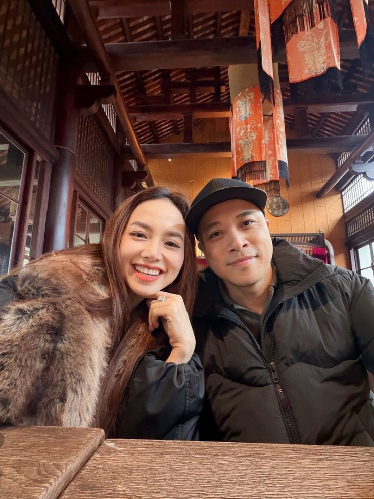 Vợ chồng Đinh Ngọc Diệp - Victor Vũ chia sẻ hình ảnh "ngày khảo sát bối cảnh đầu tiên" cho dự án phim mới đang được chuẩn bị.