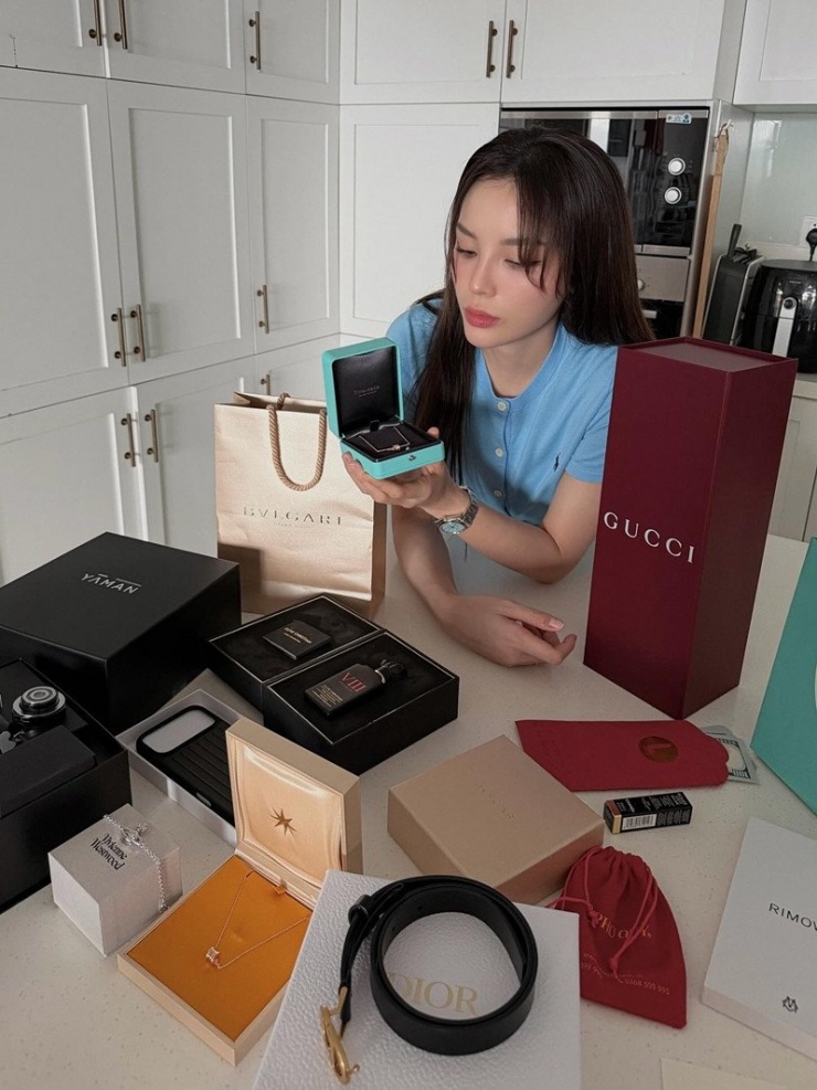 Hoa hậu Kỳ Duyên khoe loạt quà sinh nhật hàng hiệu, trong đó món yêu thích nhất là chiếc vòng cổ trị giá hơn 5.000 USD do hoa hậu Đoàn Thiên Ân tặng.