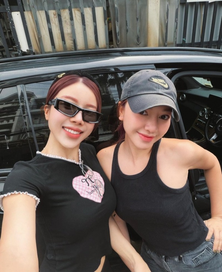 Trang Pháp và Băng Di hài hước chia sẻ: "Đội Nâu nay thành Đội Đen lun", khiến fan thích thú với sự đồng điệu của hai chị em.