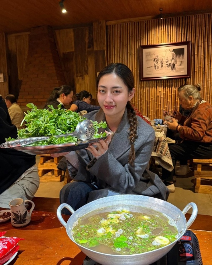 Hoa hậu Lương Thùy Linh tranh thủ thưởng thức món đặc sản thắng cố khi đến Sa Pa tham dự show thời trang.