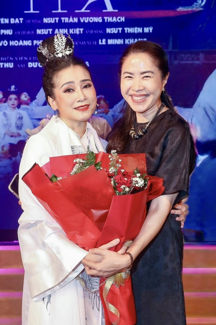 MC Quỳnh Hoa chúc mừng NSƯT Tuyết Thu với vở diễn "Sơn Hà" tại Liên hoan quốc tế Sân khấu Thử nghiệm 2025, khen ngợi phần hóa thân xuất sắc trong 75 phút độc diễn.