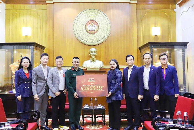 Bà Nguyễn Thị Thu Hà, Ủy viên Trung ương Đảng, Phó Chủ tịch - Tổng Thư ký Ủy ban Trung ương MTTQ Việt Nam tiếp nhận ủng hộ từ chương trình Tôi! Người Việt Nam. Ảnh: Minh Hiển.