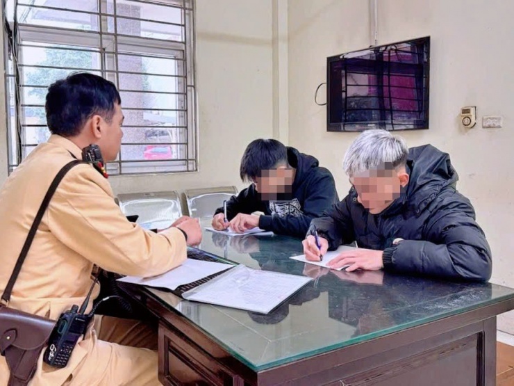 Hai thanh niên làm việc với lực lượng chức năng.