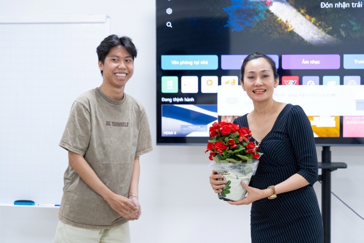 Thỉnh thoảng, những món quà nhỏ từ sinh viên, học viên có thể khiến Hạnh Thúy vui cả ngày. Ảnh: FBNV